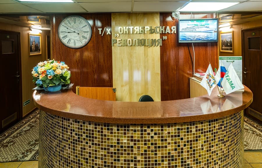 Стойка ресепшн — теплоход «Октябрьская революция»