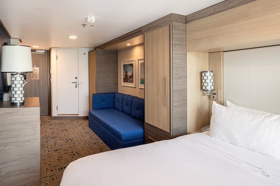 Каюта «С балконом Obstructed Ocean View Balcony (1E)» — лайнер «Spectrum of the Seas», фото 2