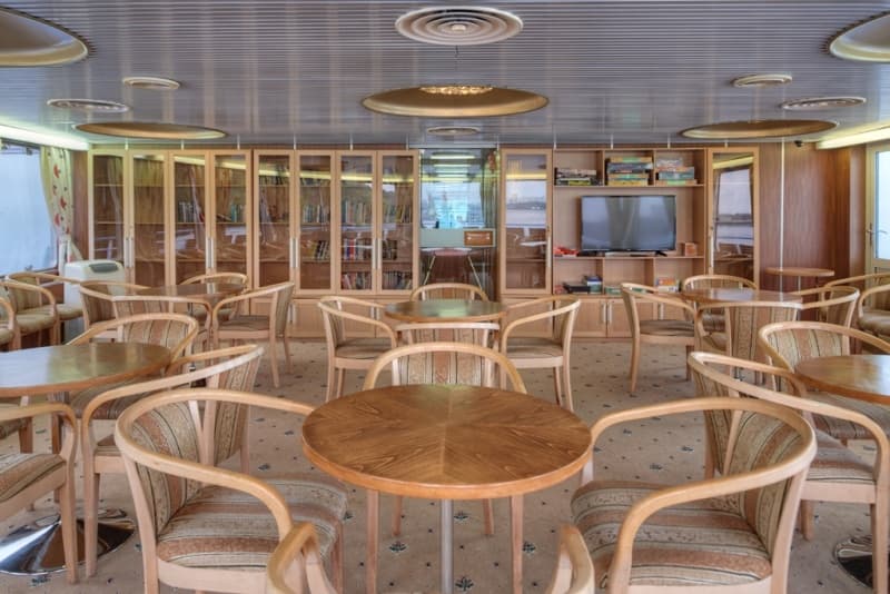 Музыкальный салон на шлюпочной палубе — теплоход «Илья Репин»
