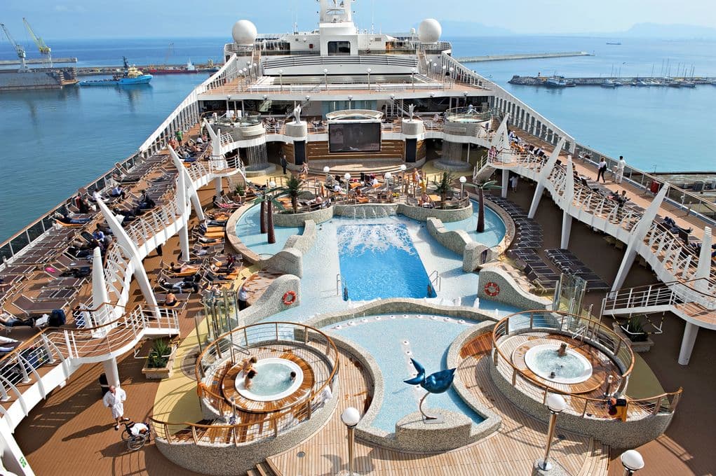 Бассейн на палубе — лайнер «MSC Fantasia»