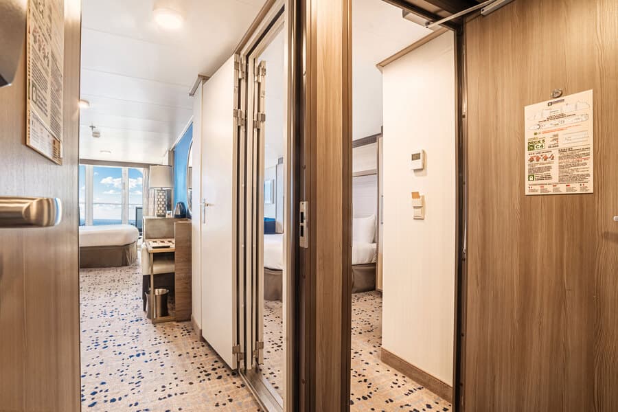 Каюта «С балконом Connecting Oceanview Balcony (CB)» — лайнер «Spectrum of the Seas», фото 3