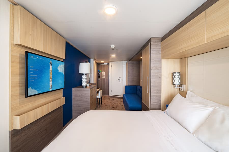 Каюта «С балконом Ocean View with Large Balcony (1C)» — лайнер «Spectrum of the Seas», фото 2