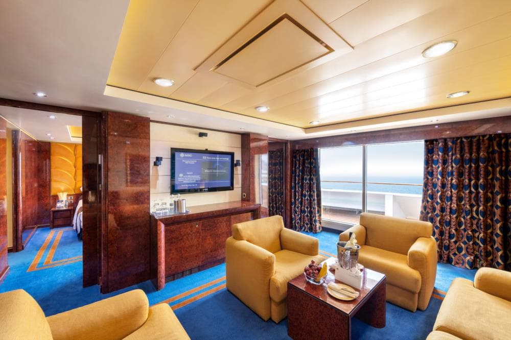 Каюта «Сьют Executive Yacht Club (YC2)» — лайнер «MSC Fantasia», фото 2